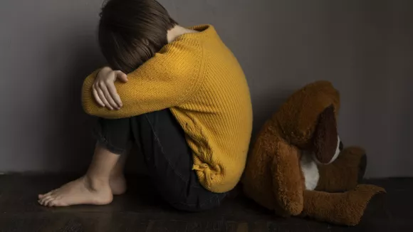 Θεσσαλονίκη: 10χρονη βιαζόταν από το σύντροφο της μητέρας της - Η ίδια της κρατούσε τα χέρια