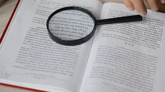 Τι σημαίνει η λέξη «δέρκομαι»