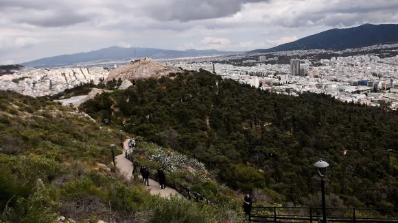 Λυκαβηττός: 25χρονος έπεσε από τον λόφο - Μεταφέρεται στο νοσοκομείο