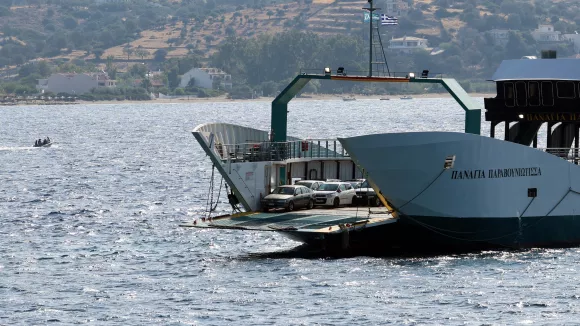 Νέα Στύρα Ρήγμα 20 μέτρων στο φέρι μποτ 