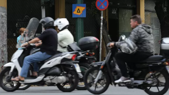 Τροχαίο - Αγία Παρασκευή: Μοτοσικλετιστής συγκρούστηκε διαδοχικά με δύο Ι.Χ.