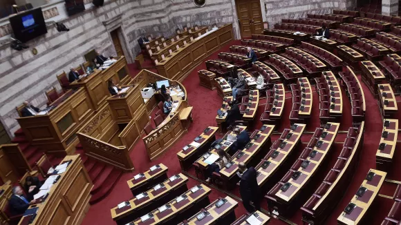 «Η πραγματική μάχη δίνεται στα air condition»: Οργή για το επίδομα «επικίνδυνης εργασίας» στους υπαλλήλους της Βουλής