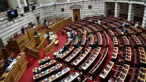 Βουλή: Ψηφίστηκε το νομοσχέδιο για το πειθαρχικό δίκαιο δημοσίων υπαλλήλων