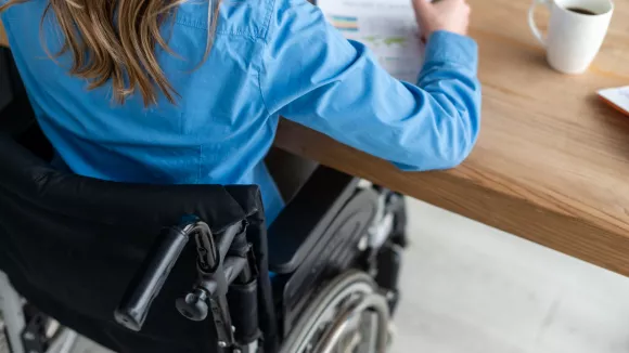Απάντηση ΥΠΑΙΘΑ σε αναπληρώτρια ΑμεΑ Εάν δεν μπορείτε να πάτε όπου σας στείλουμε, παραιτηθείτε