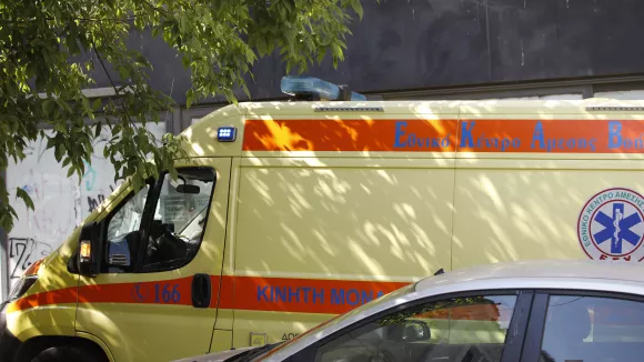 Έπεσε δέντρο στο κέντρο της Αθήνας - Δύο τραυματίες