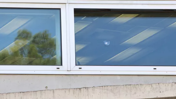 Συναγερμός στον Ταύρο: Τρύπες από σφαίρες εντοπίστηκαν σε τζάμια της Εφορίας