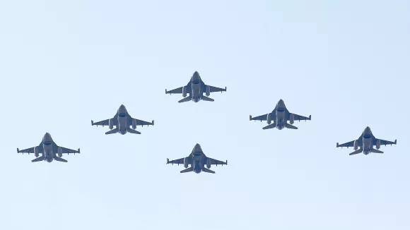 F16