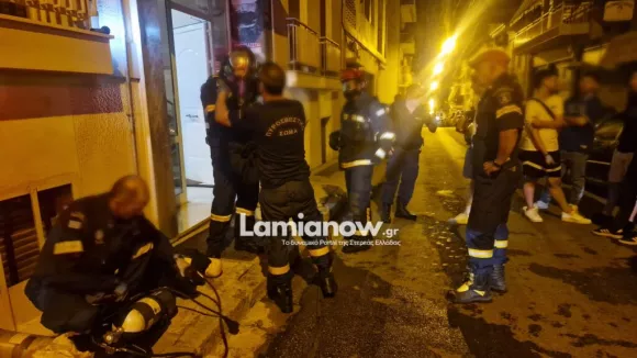 Λαμία: Φωτιά σε διαμέρισμα - Απεγκλωβίστηκε οικογένεια (βίντεο)