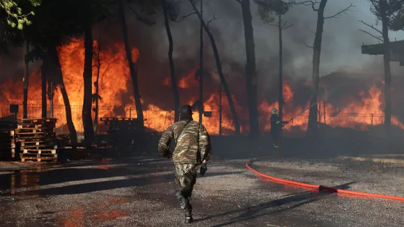 Μενίδι: Νύκτα-κόλαση από τη φωτιά - Έγινε στάχτη εργοστάσιο (βίντεο)