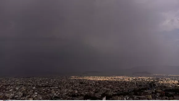 Χαλάει ο καιρός: Βροχές, καταιγίδες και «βουτιά» της θερμοκρασίας