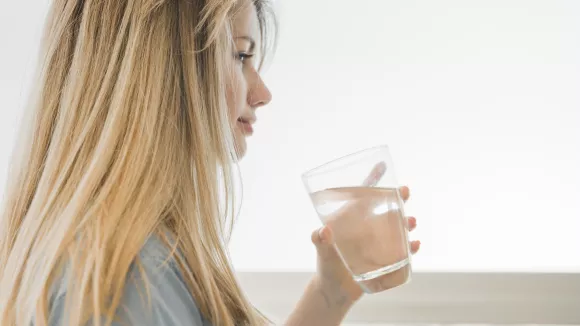 Η ενυδάτωση είναι απαραίτητη για την υγεία μας, ωστόσο ο χρόνος που επιλέγουμε να πιούμε νερό παίζει σημαντικό ρόλο. Μια συνηθισμένη συνήθεια πολλών είναι να καταναλώνουν νερό αμέσως μετά το γεύμα, κάτι που, όπως εξηγούν οι ειδικοί, μπορεί να έχει αρνητικές συνέπειες για την πέψη.  Τι συμβαίνει στο στομάχι  Μετά το φαγητό, ο οργανισμός παράγει γαστρικά υγρά που είναι απαραίτητα για τη διάσπαση των τροφών. Όταν πίνουμε νερό αμέσως, τα υγρά αυτά αραιώνονται και χάνουν μέρος της αποτελεσματικότητάς τους. Το απ