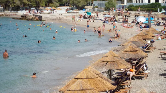 Απαγορεύτηκε το κολύμπι σε παραλία με κάμπινγκ του ΕΟΤ