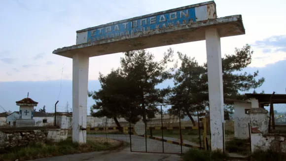 Αυτά τα στρατόπεδα θα γίνουν 2.000 διαμερίσματα σε Αττική, Θεσσαλονίκη και Πάτρα