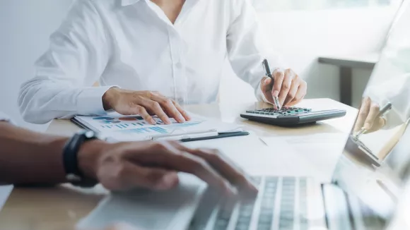 Μέτρα ΔΕΘ: Αυξάνονται οι μισθοί ένστολων, δημοσίων και ιδιωτικών υπαλλήλων 