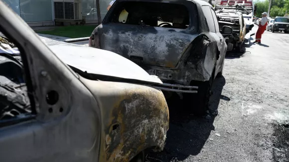 Φωτιά σε τέσσερα αυτοκίνητα στον Άλιμο - Βίντεο ντοκουμέντο