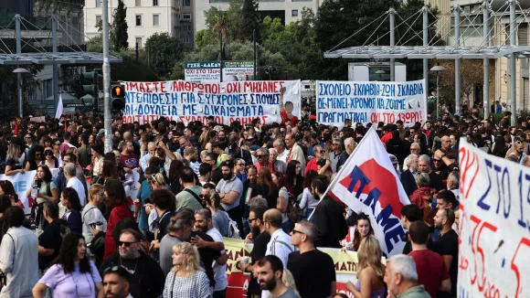 Απεργία: Λαοθάλασσα στο κέντρο της Αθήνας - Ξεκίνησαν οι συγκεντρώσεις (εικόνες)