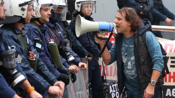 Χημικά και κρότου-λάμψης σε συγκέντρωση εκπαιδευτικών για τις συμπτύξεις σχολικών τμημάτων