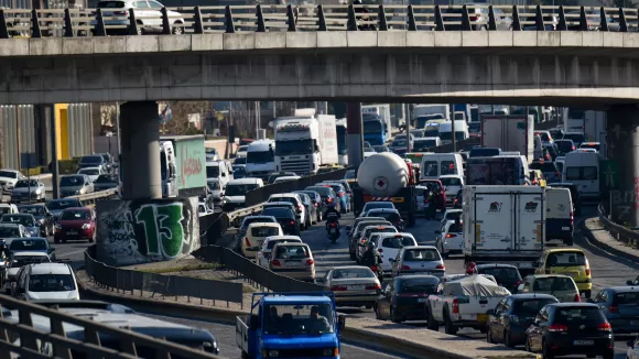 Αττική: Ασφυκτική κίνηση - Ουρές χιλιομέτρων και 25λεπτες καθυστερήσεις
