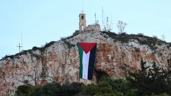 Γιγάντια σημαία της Παλαιστίνης υψώθηκε στον Λυκαβηττό (εικόνες)