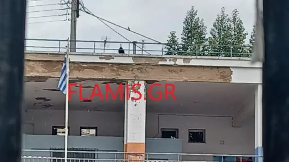 Πάτρα: «Έβρεξε» σοβάδες σε δημοτικό σχολείο - Αποκλείστηκε ο χώρος