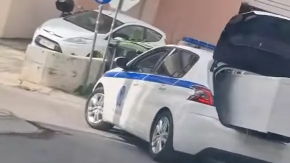 Σε διαθεσιμότητα ο αστυνομικός που μετέφερε ψυγείο με το περιπολικό