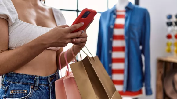 Τέλος στις φθηνές αγορές: Η ΕΕ επιβάλλει δασμούς σε όλα τα μικρά πακέτα Shein και Temu