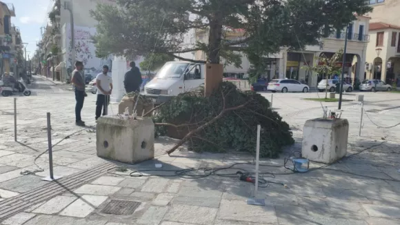 Καλαμάτα: Έκλεισαν τον οδηγό όδευσης τυφλών με... χριστουγεννιάτικο δέντρο