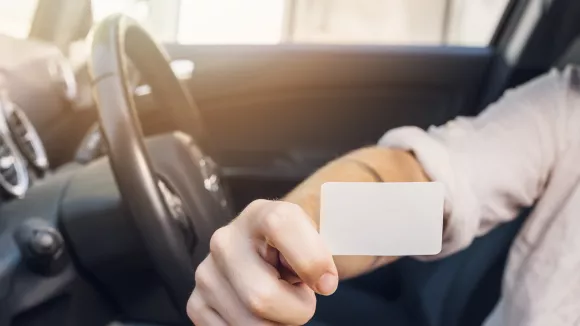 Δίπλωμα οδήγησης: Ποιοι οφείλουν να το ανανεώσουν άμεσα