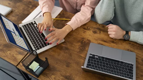 Θέσεις εργασίας και προσλήψεις