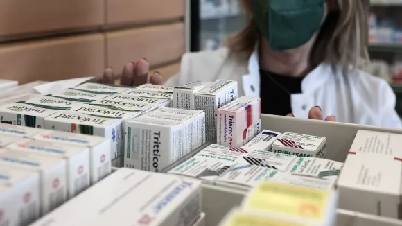 ΕΟΦ: Συνεχείς ελλείψεις φαρμάκων – Τι προκαλεί τα άδεια ράφια