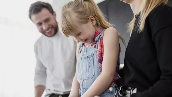 Άνοδος στις υιοθεσίες το 2024 – Αυξήθηκαν και στις ηλικίες άνω των 19 ετών