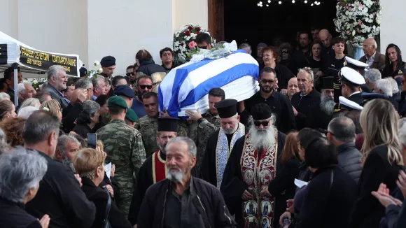 Κηδεία 19χρονου Ραφαήλ: Συντετριμμένοι οι γονείς του - Ο σπαρακτικός επικήδειος του πατέρα 
