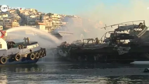 Μαρίνα Ζέας: Φωτιά σε τέσσερα σκάφη - Βυθίστηκαν τα τρία (βίντεο)