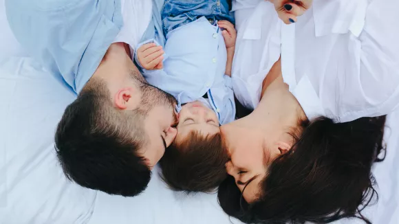 Γονείς: Ποιοι δικαιούνται επίδομα 1.000 ευρώ για κάθε παιδί 