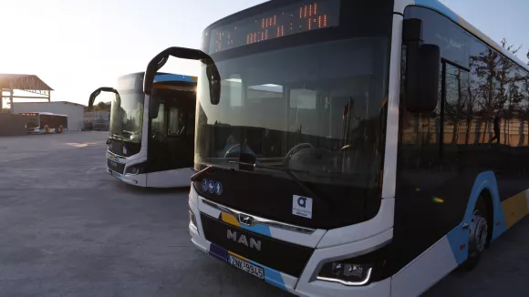 Αττική: Ανοικτές 290 μόνιμες προσλήψεις στα μπλε λεωφορεία - Πώς θα κάνετε αίτηση