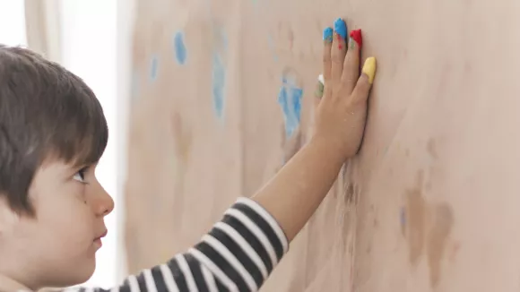Παιδικά… έργα τέχνης σε τοίχους και έπιπλα; Πώς θα τα καθαρίσετε