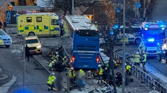 Στοκχόλμη: Διώροφο λεωφορείο καρφώθηκε σε στάση – Τουλάχιστον δύο οι νεκροί