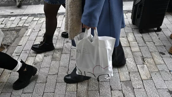 Τι ώρες θα λειτουργήσουν τα καταστήματα έως την Πρωτοχρονιά