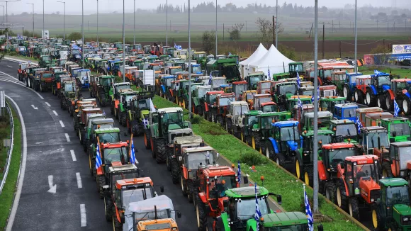 Αγρότες: Κλιμακώνουν τον αγώνα τους - Στοχεύουν να μείνουν στα μπλόκα έως τις γιορτές