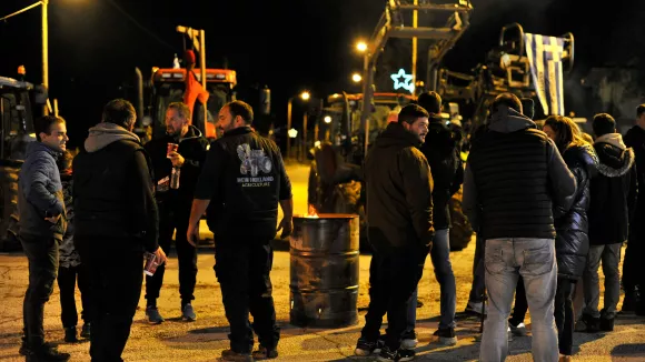 Αγροτικές κινητοποιήσεις: Έκλεισαν τη γέφυρα του Εύηνου - Στόχος και το αεροδρόμιο Ιωαννίνων