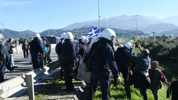 Γέφυρα Ρίου – Αντιρρίου: Χημικά κατά αγροτών - Κλούβα των ΜΑΤ μπλόκαρε και ασθενοφόρα