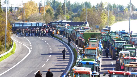Κομμένη η Ελλάδα στα δύο - Κλιμακώνονται οι κινητοποιήσεις των αγροτών