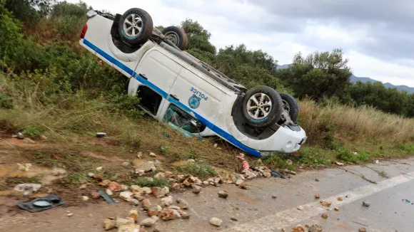 Μπλόκα - Χανιά: Αγρότες αναποδογυρίσαν περιπολικό (εικόνες, βίντεο)