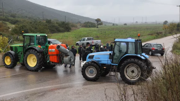Αγρότες και τρακτέρ