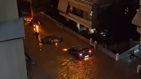 Άλιμος: Δρόμοι-ποτάμια και αυτοκίνητα... βάρκες (βίντεο)