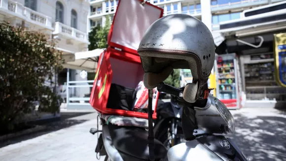 Βίαιη επίθεση σε διανομέα: Οδηγός τον παρέσυρε, τον έδειρε και τον εγκατέλειψε