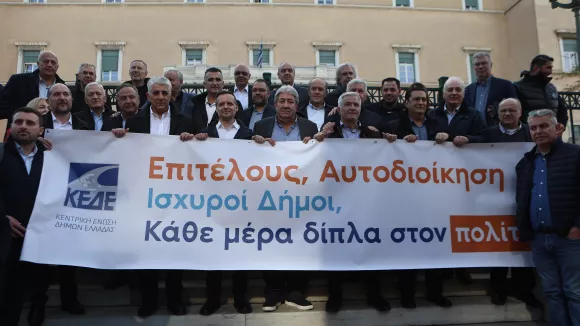 Συγκέντρωση δημάρχων έξω από τη Βουλή - Όχι στην υποβάθμιση των ΟΤΑ