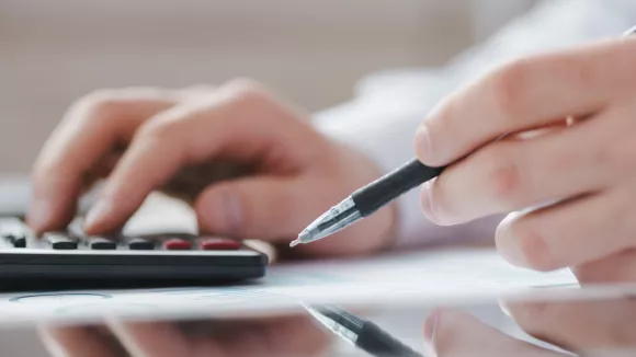 Μειώσεις φόρων: Πόσο αυξάνονται οι μισθοί από 1η Ιανουαρίου