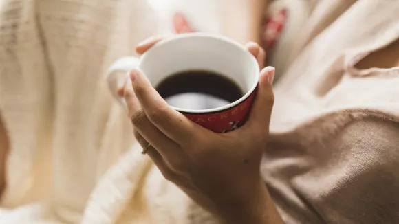 Το λάθος που κάνουν όλοι με τον πρωινό καφέ και προκαλεί στρες