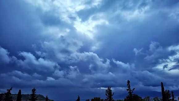 Νέα ισχυρή κακοκαιρία από σήμερα: Πού θα ρίξει 200 τόνους νερού (live)
